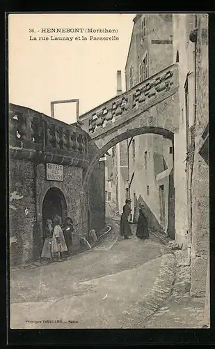 AK Hennebont, La rue Launay et la Passerelle