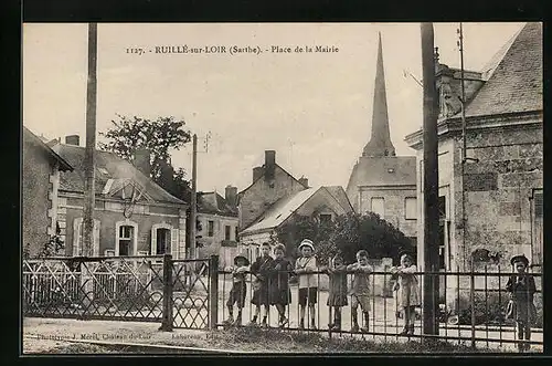 AK Ruillé-sur-Loir, Place de la Mairie