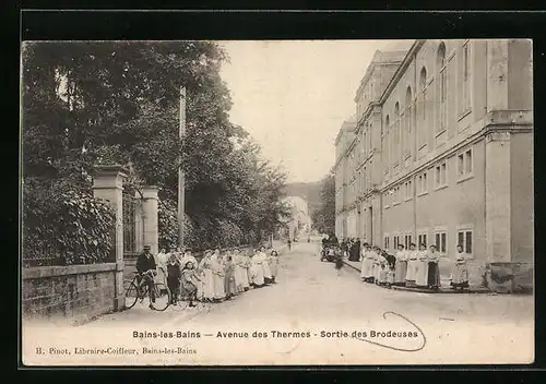 AK Bains-les-Bains, Avenue des Thermes, Sortie des Brodeuses