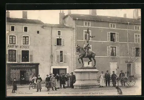 AK Mirecourt, Place Gambetta, Statue de Jeanne d'Arc