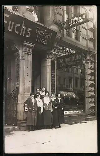 Foto-AK Karlsruhe, Damenhüte L. P. Wilhelm, Kaiserstrasse 205
