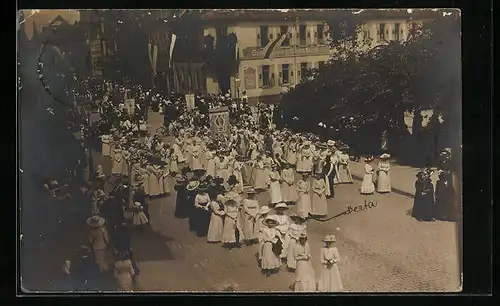 Foto-AK Karlsruhe, Prozession in der Amalienstrasse, Ecke Douglasstrasse mit Gasthaus zur goldenen Krone