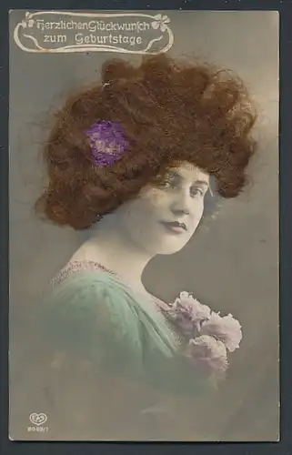 Echt-Haar-AK Hübsche junge Frau mit krausem brünetten Haar