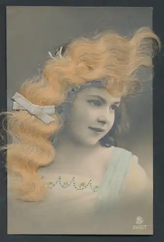 Echt-Haar-AK Mädchen mit blauer Schleife im rotblonden Haar