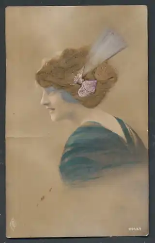 Echt-Haar-AK Elegante Dame mit Schleife und Feder im dunkelblonden Haar