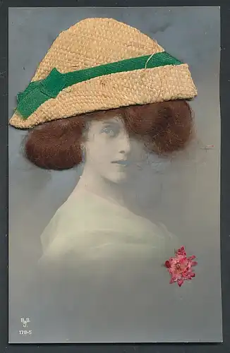 Echt-Haar-AK Schönes Mädchen mit brünettem Haar und Strohhut