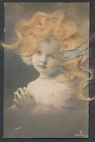Echt-Haar-AK Kleines Mädchen mit blauer Schleife im welligen Blondhaar