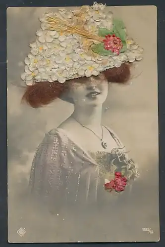 Echt-Haar-AK Hübsche junge Frau mit Blumenhut und brünettem Haar