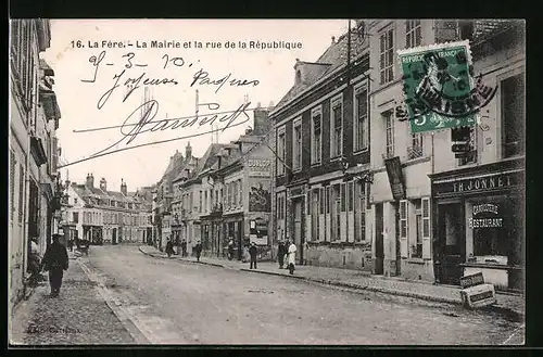 AK La Fère, La Mairie et la rue de la République