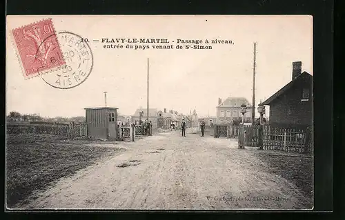 AK Flavy-le-Martel, Passage à niveau, entrée du pays venant de Saint-Simon