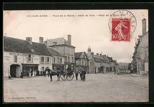 AK Vic-sur-Aisne, Place de la Mairie, Hotel de Ville, Hotel de la Croix d`Or