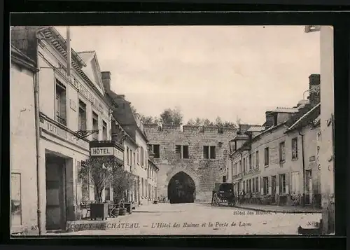 AK Coucy-le-Chateau, L`Hotel des Ruines et la Porte de Laon