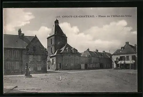 AK Coucy-le-Chateau, Place de l`Hotel de Ville