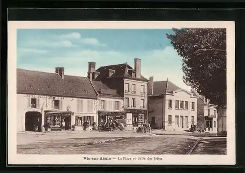 AK Vic-sur-Aisne, La Place et Salle des Fetes