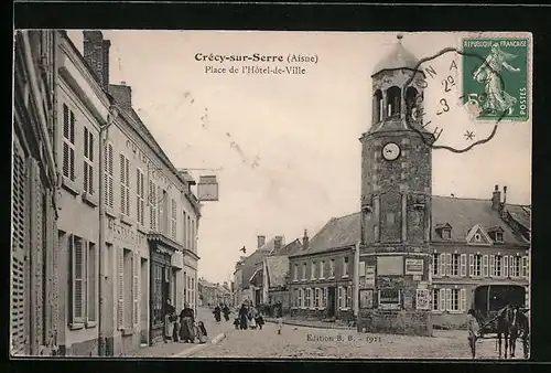 AK Crécy-sur-Serre, Place de l`Hotel de Ville