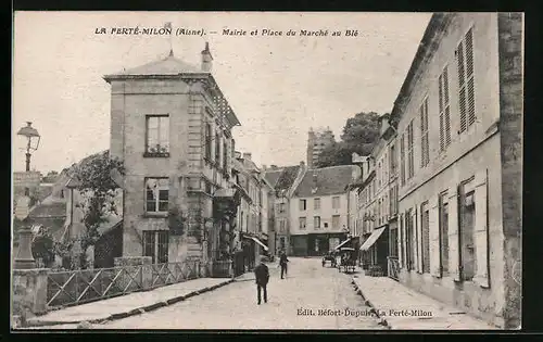 AK La Ferté-Milon, Mairie et Place du Marché au Blé