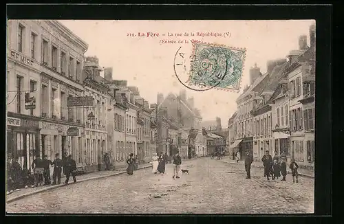 AK La Fère, La rue de la République (Entrée de la Ville)