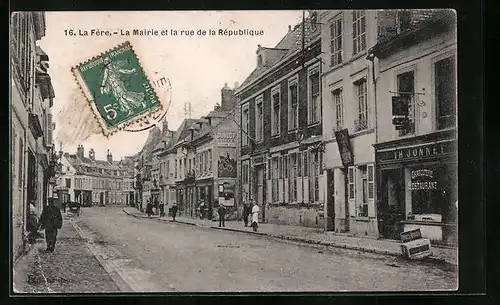 AK La Fère, La Mairie et la rue de la République