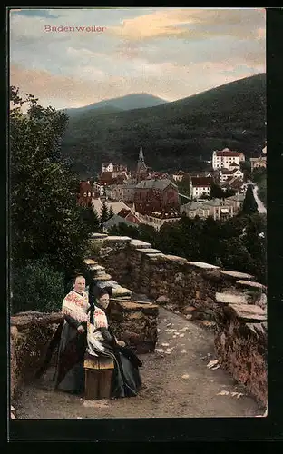 AK Badenweiler, Totalansicht, zwei Anwohnerinnen in Tracht