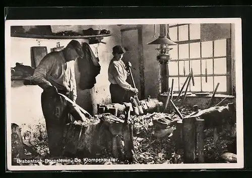 AK Brabantsch, Dorpsleven, De Klompenmaker, Schuhmacher bei der Arbeit