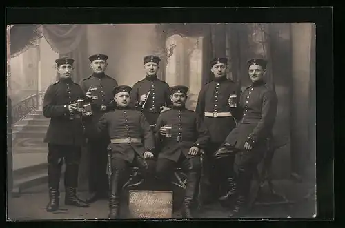 Foto-AK Soldaten in Uniform mit Biergläsern in einer Studiokulisse
