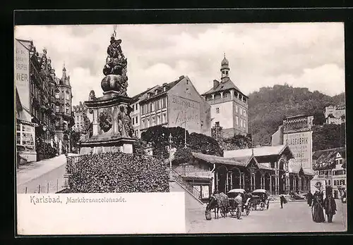 AK Karlsbad, Marktbrunnencolonnade mit Passanten und Glasfabrik