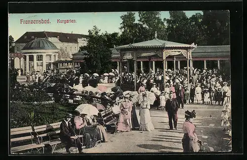 AK Franzensbad, Besucher im Kurgarten