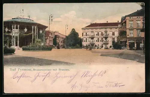 AK Bad Pyrmont, Brunnenstrasse mit Brunnen