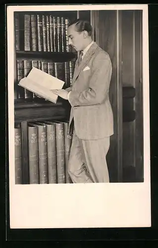 AK Monseigneur La Comte de Paris vor einem Bücherregal