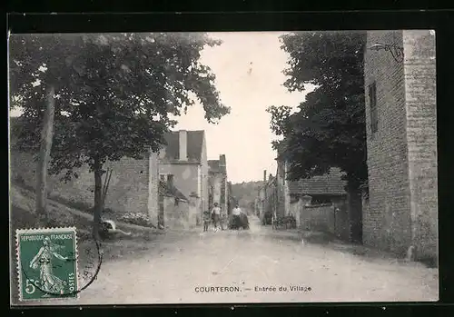 AK Courteron, Entrée du Village