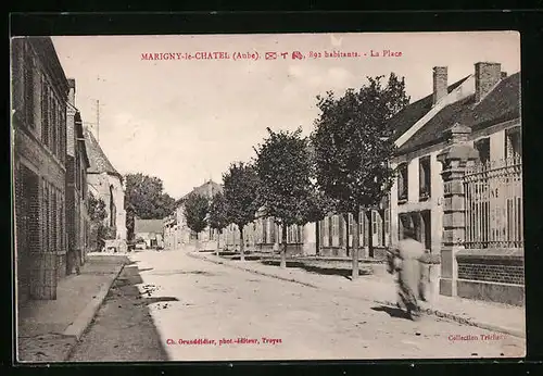 AK Marigny-le-Chatel, la Place
