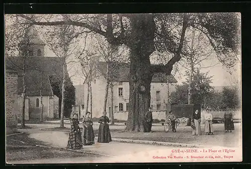 AK Gyé-sur-Seine, la Place et l'Eglise
