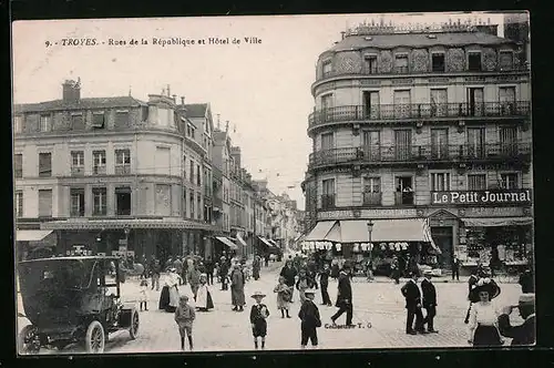AK Troyes, Rues de la République et Hotel de Ville