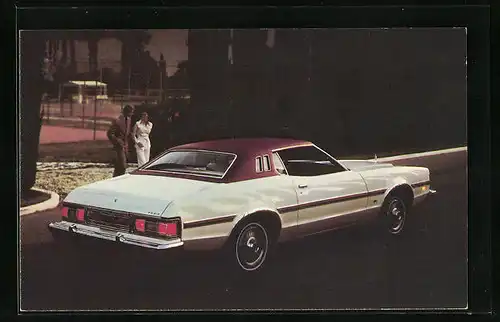 AK Paar steht am 1976 Elite, 2-Dr Hardtop