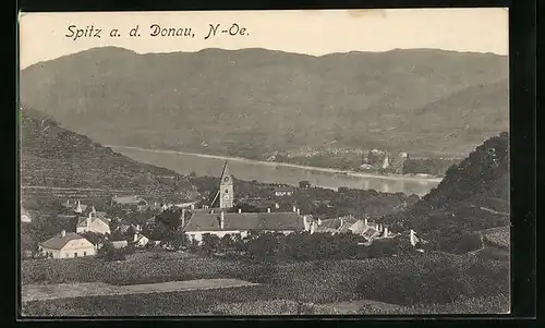 AK Spitz a. d. Donau, Gesamtansicht mit Gebirgswand
