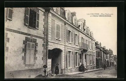 AK La Chartre, Rue Nationale et l`Hôtel Descosses