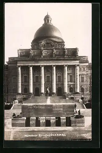 AK München, vor dem Kriegerdenkmal