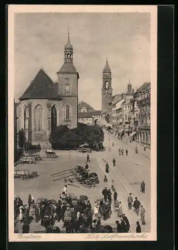 AK Bautzen i. Sa., Passanten an der Liebfrauenkirche