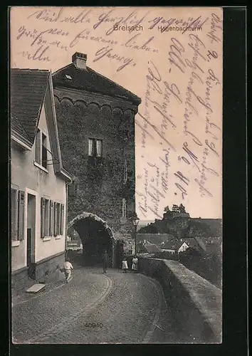 AK Breisach, Passanten auf dem Weg unter dem Hagenbachturm