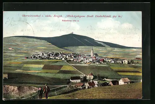 AK Oberwiesenthal / Erzgeb., Ortsansicht mit Fichtelberg