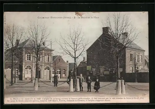 AK Etreaupont, La Mairie et la Place, enfants