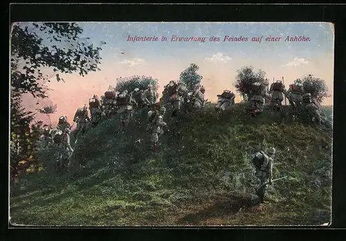 AK Die Infanterie in Erwartung des Feindes auf einer Anhöhe