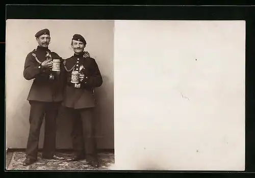 AK Soldaten in Uniform mit Bierkrügen stossen an