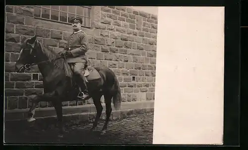 AK Soldat in Uniform auf einem Pferd abgelichtet