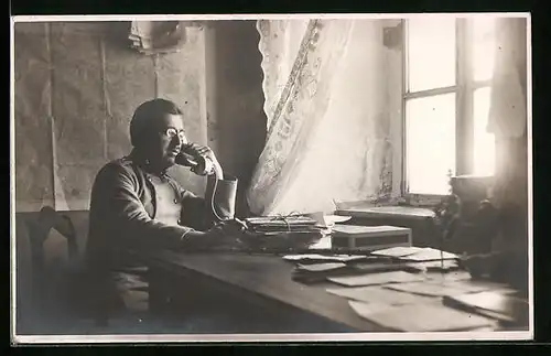 AK Soldat in Uniform am Telefon