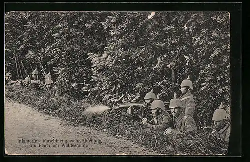 AK Soldaten der Infanterie, Maschinengewehr-Abteilung im Feuer am Waldesrande