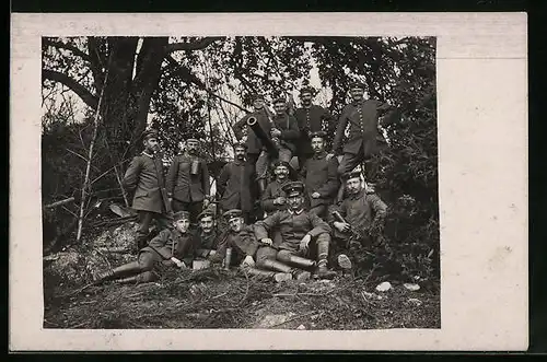 AK Soldaten der österreichischen Armee mit einem Artilleriegeschütz am Waldrand