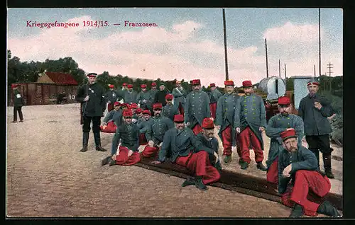 AK Franzosen in Kriegsgefangenschaft am Bahnhof