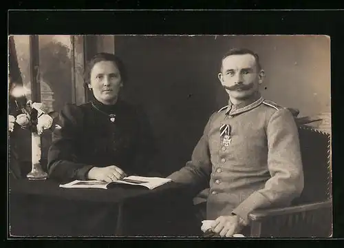 AK Soldat mit seiner Frau, Uniformfoto mit Eisernem Kreuz