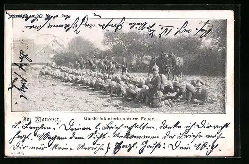 AK Soldaten der Infanterie im Manöver, auf dem Boden unter Feuer liegend